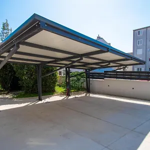 Apartment Life With Free Parking, Pula